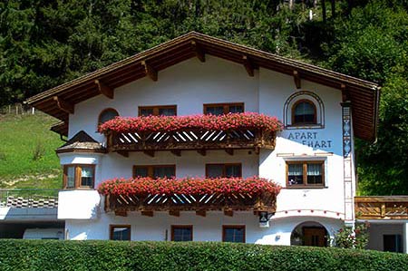 Ferienhaus Apart Ehart in Schnann am Arlberg in der Sommeransicht